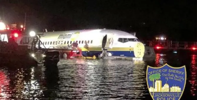 Tragedia sfiorata negli Usa: aereo va fuori pista e finisce in un fiume