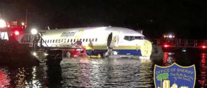 Tragedia sfiorata negli Usa: aereo va fuori pista e finisce in un fiume