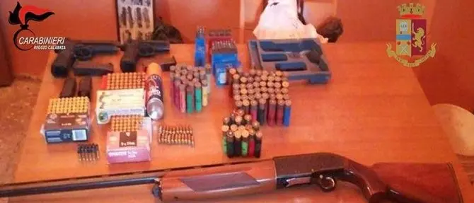 Reggio, controlli interforze: rinvenute droga e armi