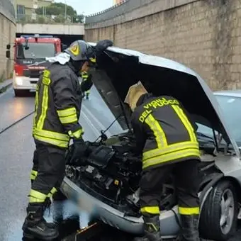 Incidente a Catanzaro, auto si schianta contro un muro: un ferito