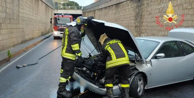 Incidente a Catanzaro, auto si schianta contro un muro: un ferito