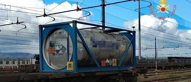 Cisterna perde acido solforico, scatta l’allarme a Villa San Giovanni