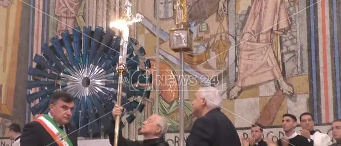 Da Gerardo Sacco una croce in oro e argento per omaggiare San Francesco