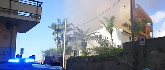 Incendio avvolge un’abitazione a Reggio, salvati due coniugi