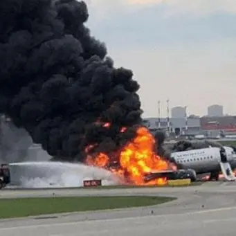 Mosca, aereo in fiamme sulla pista: 41 morti e decine di feriti