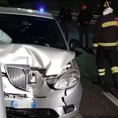 Catanzaro, perde il controllo dell’auto e finisce contro due veicoli e un palo