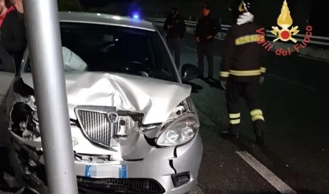 Catanzaro, perde il controllo dell’auto e finisce contro due veicoli e un palo