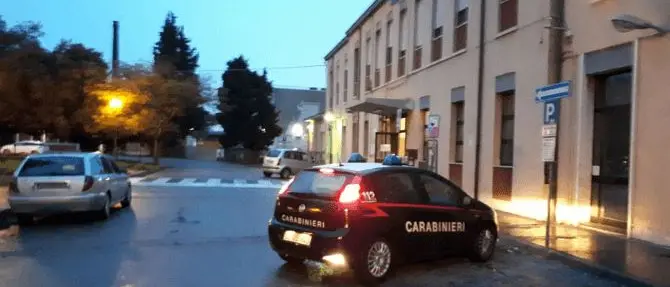 Accoltella moglie e figlio in strada, arrestato uomo di origini calabresi