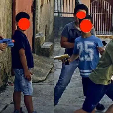 Limbadi, le foto di bambini che giocano con pistole diventano un caso