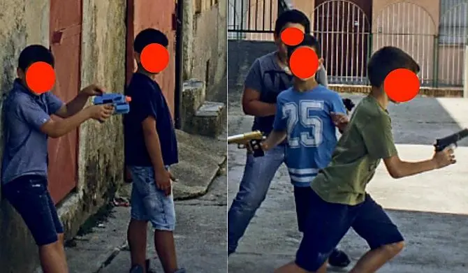 Limbadi, le foto di bambini che giocano con pistole diventano un caso