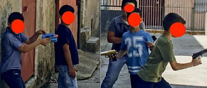 Limbadi, le foto di bambini che giocano con pistole diventano un caso