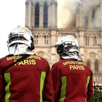 Sei vigili del fuoco “eroi” di Notre Dame indagati per stupro