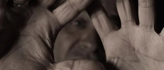 Ex fidanzata lo sfregia con l'acido, rischia di perdere un occhio