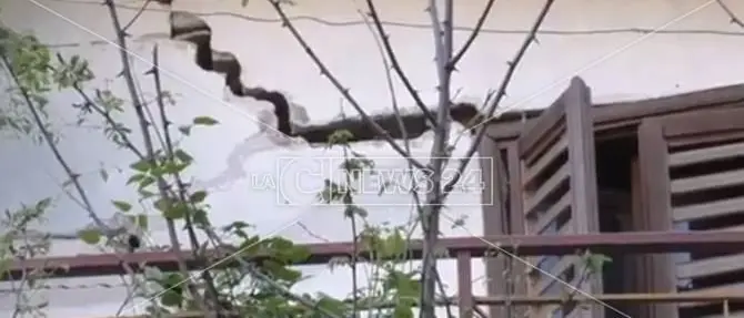 Lamezia e il quartiere Calia che viene giù. «Qui si rischia il morto»