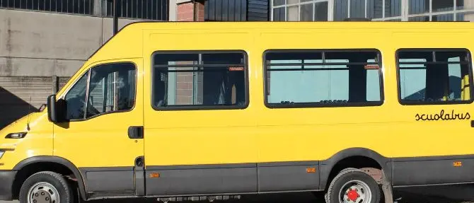 Ragazzino di colore bullizzato sul bus: «I negri si siedono davanti»