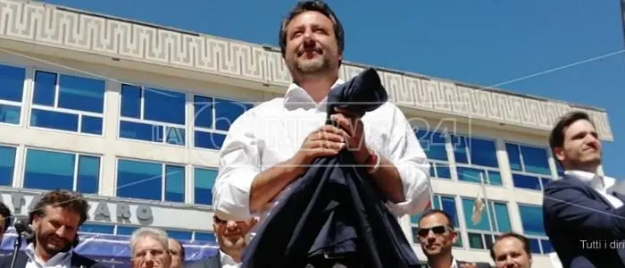 Salvini a Catanzaro accolto tra le proteste: «Sento zanzare, andate a trovare Oliverio»