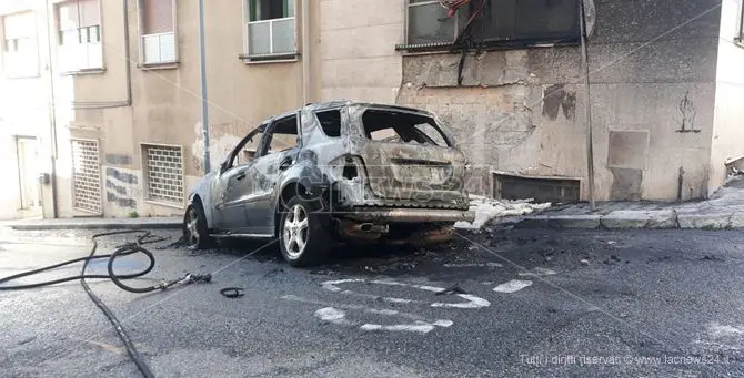 Reggio, auto in fiamme vicino all'abitazione di un magistrato