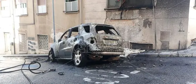 Reggio, auto in fiamme vicino all'abitazione di un magistrato
