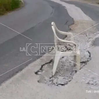 Alto Tirreno, l’immancabile “seggia” per segnalare buche sulla provinciale