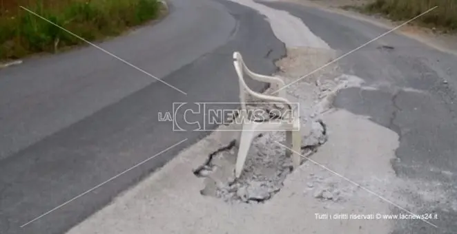 Alto Tirreno, l’immancabile “seggia” per segnalare buche sulla provinciale