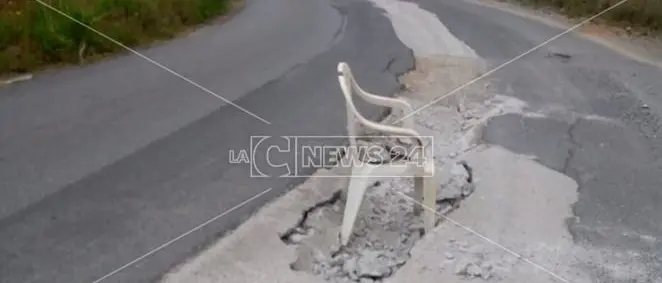 Alto Tirreno, l’immancabile “seggia” per segnalare buche sulla provinciale
