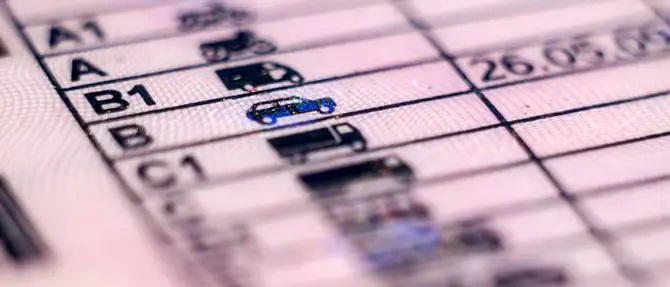 Auricolari per suggerire soluzioni ai quiz per la patente, arrestato