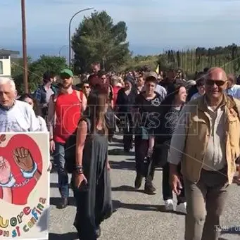 Riace, in centinaia in marcia per salutare Lucano al confine