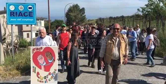 Riace, in centinaia in marcia per salutare Lucano al confine