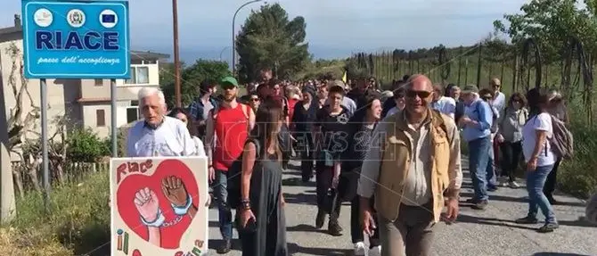 Riace, in centinaia in marcia per salutare Lucano al confine