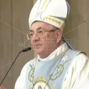 La pioggia non ferma i figli spirituali di Natuzza. In migliaia per la Festa della Mamma a Paravati