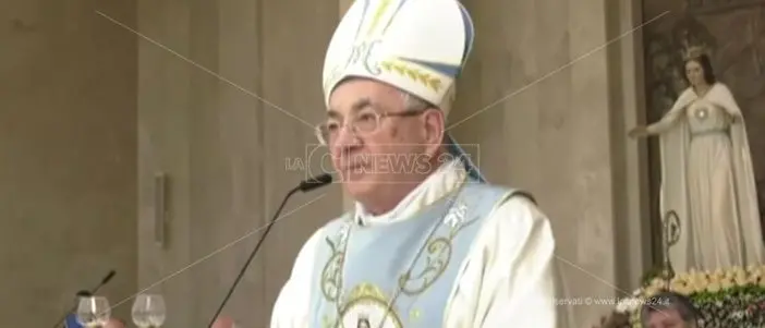 La pioggia non ferma i figli spirituali di Natuzza. In migliaia per la Festa della Mamma a Paravati