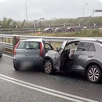 Drammatico incidente sull'A2 a Lamezia Terme, perde la vita una donna