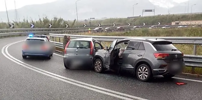 Drammatico incidente sull'A2 a Lamezia Terme, perde la vita una donna