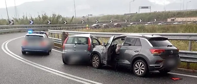 Drammatico incidente sull'A2 a Lamezia Terme, perde la vita una donna