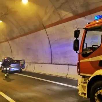 Auto in fiamme lungo la statale 106 nel Catanzarese, disagi alla circolazione