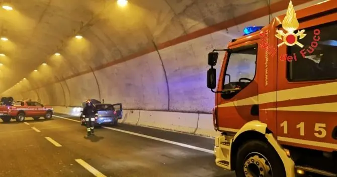 Auto in fiamme lungo la statale 106 nel Catanzarese, disagi alla circolazione