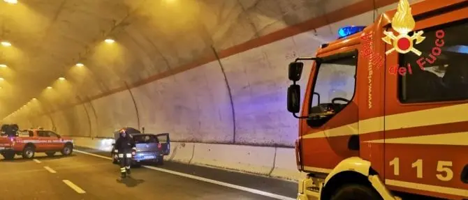 Auto in fiamme lungo la statale 106 nel Catanzarese, disagi alla circolazione