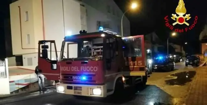 Auto in fiamme a Pizzo, evacuata intera palazzina