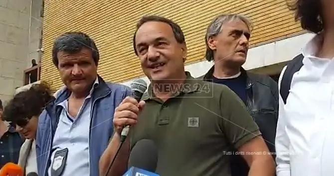 Bagno di folla a Roma per Mimmo Lucano: «Sono uno di voi»