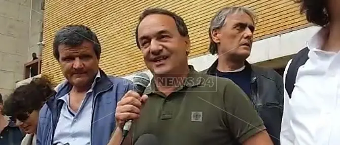 Bagno di folla a Roma per Mimmo Lucano: «Sono uno di voi»