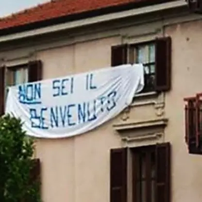 Striscione contro Salvini rimosso dai vigili del fuoco, polemiche