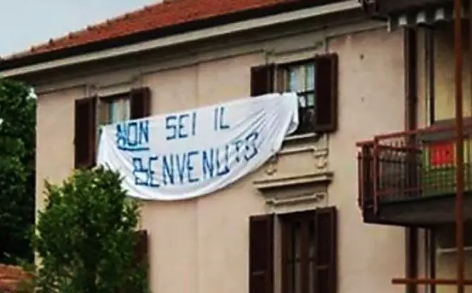 Striscione contro Salvini rimosso dai vigili del fuoco, polemiche