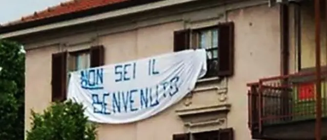 Striscione contro Salvini rimosso dai vigili del fuoco, polemiche