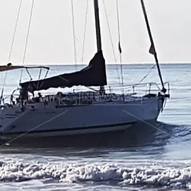 Gruppo di migranti sbarca a Cropani, bloccati lungo la statale 106