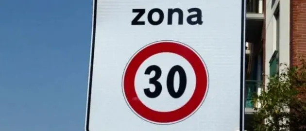 Scooter in autostrada e limiti davanti alle scuole, ecco il nuovo Codice della strada