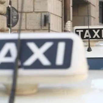 Cosenza, senza patente da due anni e alla guida di un taxi abusivo