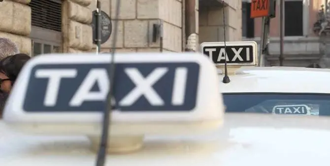 Cosenza, senza patente da due anni e alla guida di un taxi abusivo