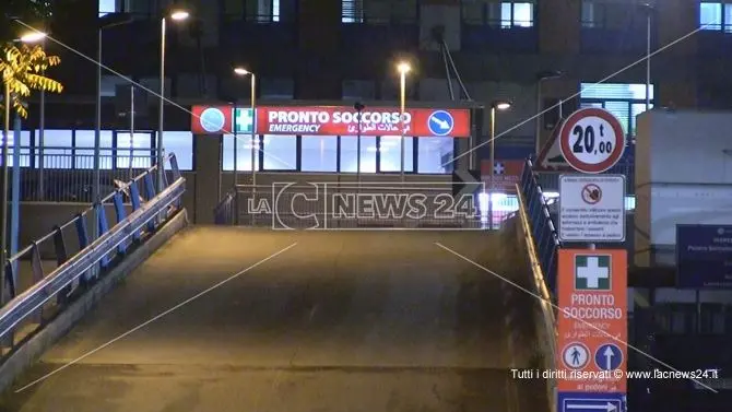 Serata da incubo al pronto soccorso: semina il panico con un estintore