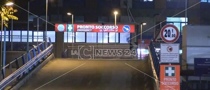 Serata da incubo al pronto soccorso: semina il panico con un estintore