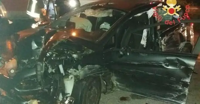 Perde il controllo dell'auto e si schianta contro un muro, è grave